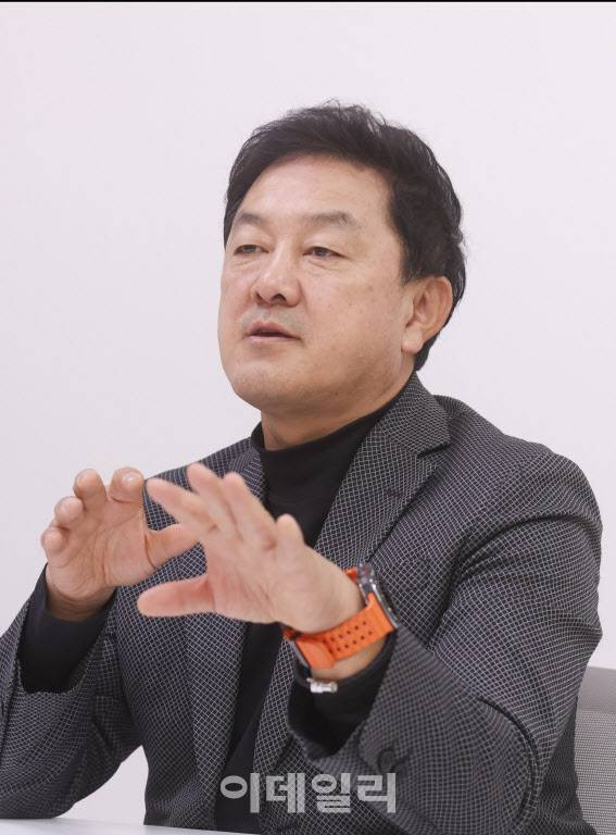 최재붕 성균관대 기계공학부 교수가 경기 수원시 성균관대 사무실에서 이데일리와 인터뷰를 하고 있다.(사진=이영훈 기자)