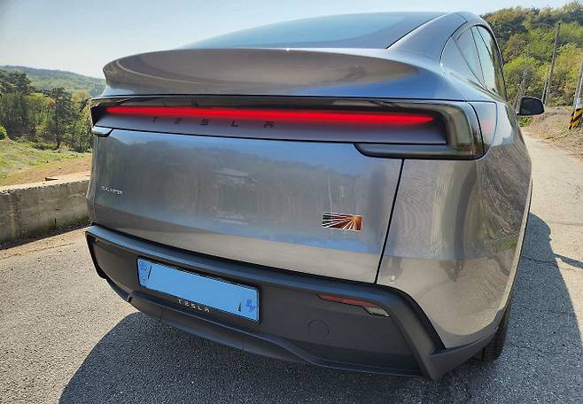 테슬라 뉴 모델 Y. 론치시리즈 마크가 붙어 있다. (사진=이데일리 이다원 기자)