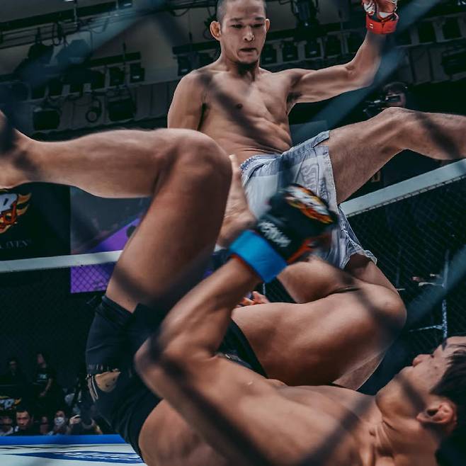 2023년 9월 대회에서 한국의 신승민을 상대로 사커킥을 날리는 아오이 진. 사진=블랙컴뱃