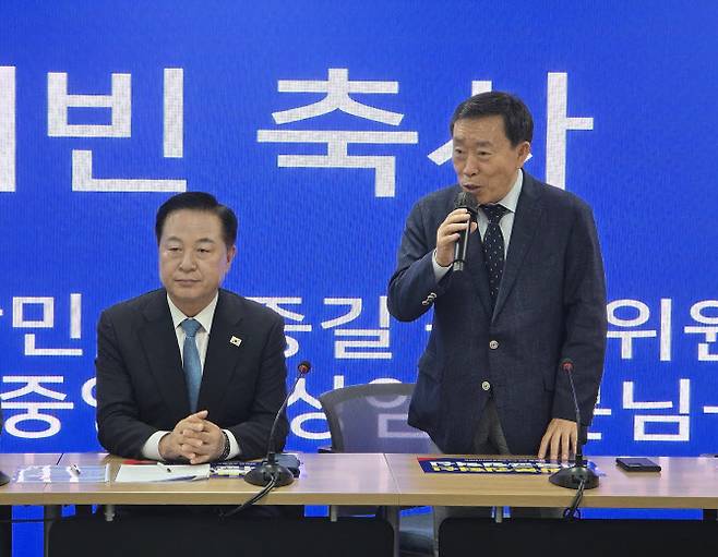 제종길(오른쪽) 국민주권행동 상임대표가 21일 서울 여의도 더불어민주당 중앙당사에서 열린 대통령 선거 승리를 위한 결의대회에서 발언하고 있다. (사진 = 국민주권행동 제공)