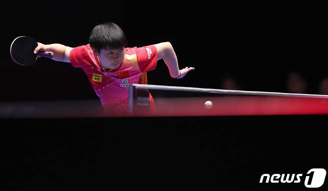 랭킹 1위를 자랑하는 중국 대표팀 쑨잉사가 22일 오후 부산 해운대구 벡스코에서 'BNK부산은행 2024 부산세계탁구선수권대회' 여자단체전 8강 대한민국과 중국의 경기에서 이시온을 상대해 리시브하고 있다. 여자 탁구대표팀은 '만리장성' 중국을 상대로 매치스코어 0대3으로 완패하며 대회를 마무리했다. 2024.2.22/뉴스1 ⓒ News1 이동해 기자