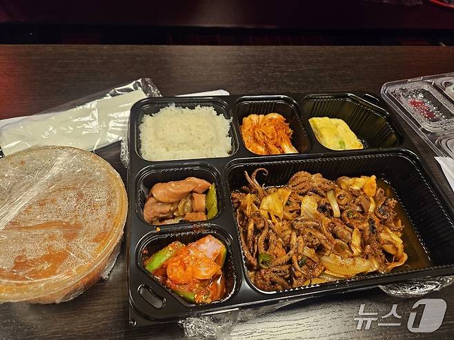 대사관과 한국 기업에서 탁구대표팀에 지원한 한식 도시락ⓒ News1 사진공동취재단