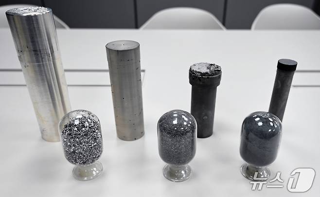 연구팀이 개발한 소재 시편. 앞줄 원형 유리에 들어있는 시편 중 왼쪽에서 첫 번째는 기존의 방법으로 제조한 시편이다. 두 번째·세 번째는 연구팀이 새롭게 개발한 방법으로 제조한 시편으로, 기존보다 더 미세한(머리카락 절반 두께) 분말 형태를 나타내고 있다.(재료연 제공. 재판매 및 DB금지)