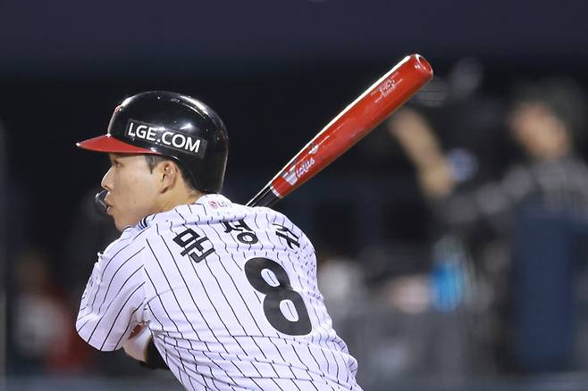 LG 문성주가 26일 서울 잠실구장에서 열린 2025 KBO리그 정규시즌 한화전서 안타를 치고 있다. 사진 | 연합뉴스