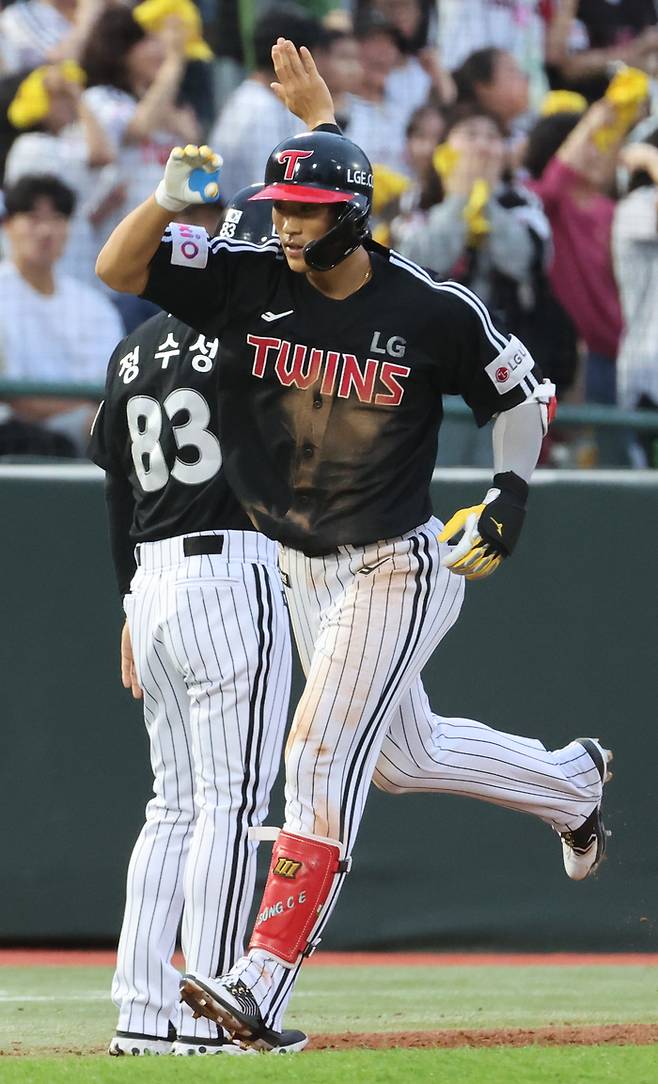 LG 송찬의가 20일 부산 사직구장에서 열린 2025 KBO리그 정규시즌 롯데전서 만루 홈런을 치고 베이스를 돌고 있다. 사진 | 연합뉴스