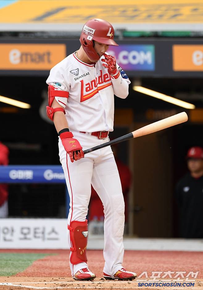 13일 인천 SSG랜더스필드에서 열린 SSG 랜더스와 NC 다이노스의 경기. SSG 최지훈이 삼진을 당하고 있다. 인천=박재만 기자 pjm@sportschosun.com/2025.05.13/
