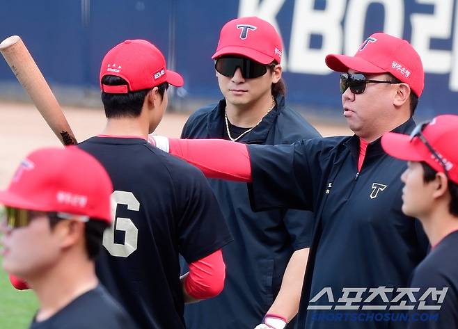 16일 광주 기아 챔피언스필드. 이범호 감독이 나성범과 함께 박재현을 지도하고 있다. 광주=정재근 기자 cjg@sportschosun.com/2025.4.16/
