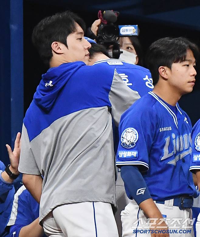 20일 서울 고척스카이돔에서 열린 삼성-키움전. 원태인이 9회말 동점을 허용한 이호성을 격려하고 있다. 고척=정재근 기자 cjg@sportschosun.com/2025.5.20/