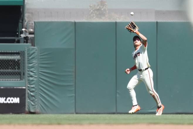 샌프란시스코 자이언츠 이정후가 22일(한국시각) 캔자스시티전에서 9회초 마크 칸하의 플라이를 잡아내고 있다. Imagn Images연합뉴스