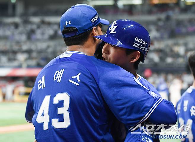 22일 서울 고척스카이돔에서 열린 삼성-키움전. 8회초 2사 2루 구자욱이 투런포를 친 후 레예스와 포옹하고 있다. 고척=정재근 기자 cjg@sportschosun.com/2025.5.22/