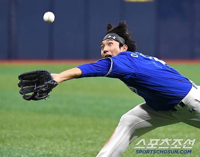22일 서울 고척스카이돔에서 열린 삼성-키움전. 8회말 무사 1, 2루 박주홍의 빗맞은 타구를 유격수 이재현이 따라가 잡고 있다. 고척=정재근 기자 cjg@sportschosun.com/2025.5.22/