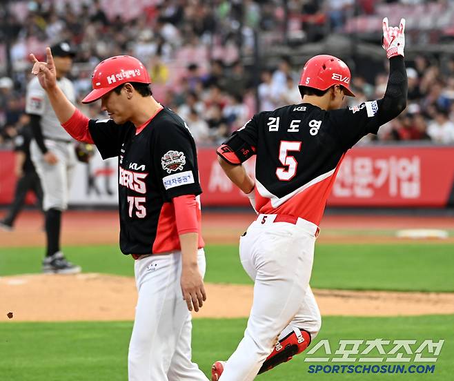 22일 수원KT위즈파크에서 열린 KIA와 KT의 경기, 3회초 KIA 김도영이 재역전 솔로홈런을 치고 기쁨을 나누고 있다. 수원=허상욱 기자wook@sportschosun.com/2025.05.22/