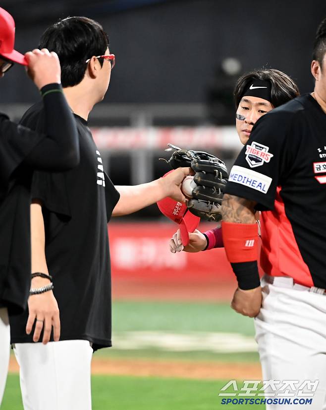 22일 수원KT위즈파크에서 열린 KIA와 KT의 경기, KIA 가 8대3으로 승리하며 2연패에서 탈출했다. 임시주장을 맡은 박찬호가 시즌 3승을 달성한 양현종의 기념구를 챙겨주고 있다. 수원=허상욱 기자wook@sportschosun.com/2025.05.22/