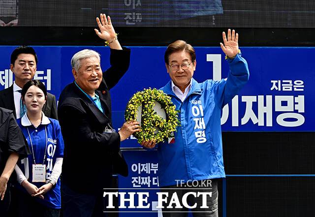 제주4.3 유가족들이 꽃으로 만든 투표 기호를 전달받는 이재명 후보.