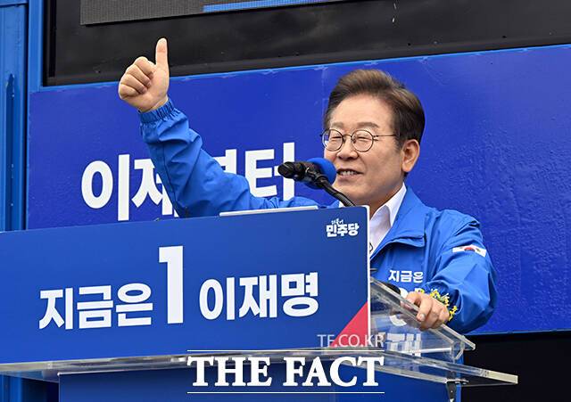 이재명 더불어민주당 대통령 후보는 22일 경남 양산을 찾아 검찰이 문재인 전 대통령을 뇌물수수 혐의로 기소한 것을 두고 "제정신으로 하는 건가"라며 강도 높은 비판을 쏟아냈다. /배정한 기자