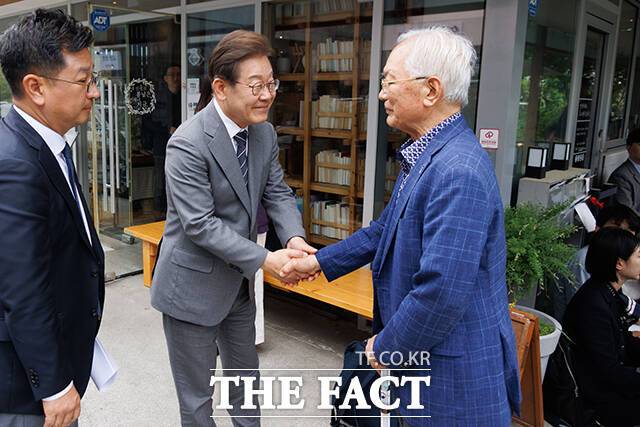 오후에는 송기인 신부를 만났다. 부산·울산·경남 지역의 민주화 운동의 대부로 불리는 송 신부는 노 전 대통령과 문 전 대통령의 멘토로도 알려져있다. 이 자리에서 송 신부는 "외교는 큰 틀을 갖고 있는 건데 엉망으로 만들어놓은 걸 고치려면 보통 힘든 게 아니다"라고 말했다. /배정한 기자