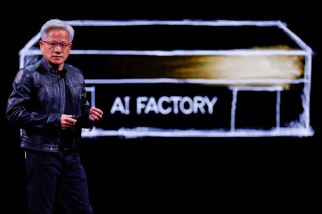 젠슨 황 엔비디아 최고경영자(CEO)가 19일 대만 타이베이 뮤직센터에서 '컴퓨텍스 20255' 기조연설을 하고 있다. 로이터연합뉴스