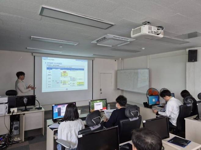 전남 함평군이 재해·재난 발생 시에도 행정업무 공백을 최소화하기 위한 재해 복구 훈련에 나섰다. 전남 함평군 제공