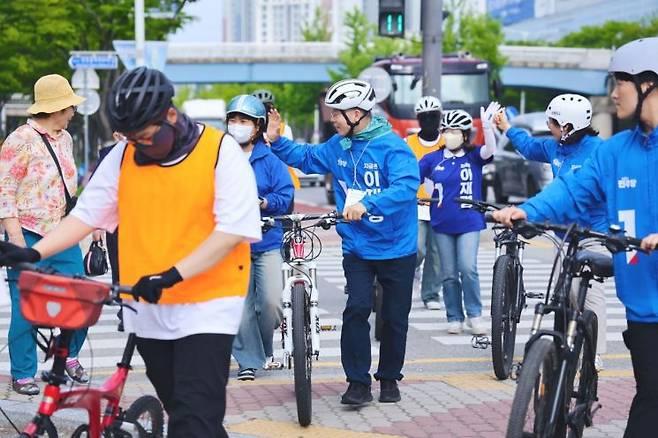 더불어민주당 민형배 의원이 지난 19일 광주 광산구 첨단 1·2동 일원에서 '내만세위원회' 소속 시민유세단, 동네방네 응원단과 함께 자전거를 타고 골목골목을 누비며 시민들의 투표를 독려하고 있다. 민형배 의원실 제공