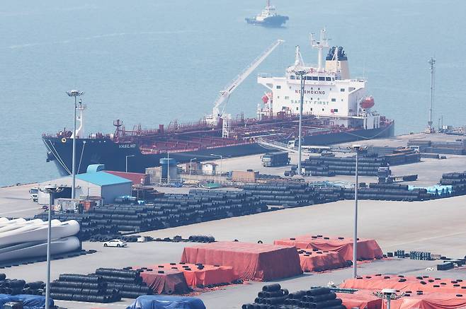 경기도 평택항에 철강 제품이 쌓여 있다./ 연합뉴스 제공