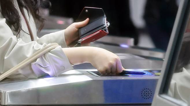 서울 종로구 종각역에서 지하철을 이용하려는 시민이 개찰구에 교통카드를 찍고 있다. /뉴스1