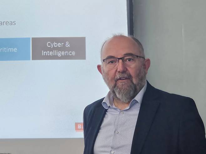 롭 메리웨더(Rob Merryweather) BAE시스템스 최고기술책임자(CTO)가 11일 서울 용산구 BAE시스템즈 서울사무소에서 자사 무인화 기술에 대해 설명하고 있다. / 정재훤 기자