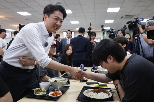 이준석 개혁신당 대선 후보가 22일 '학식먹자 이준석' 행사가 열린 인천 미추홀구 인하대학교에서 학생과 악수하고 있다. 연합뉴스