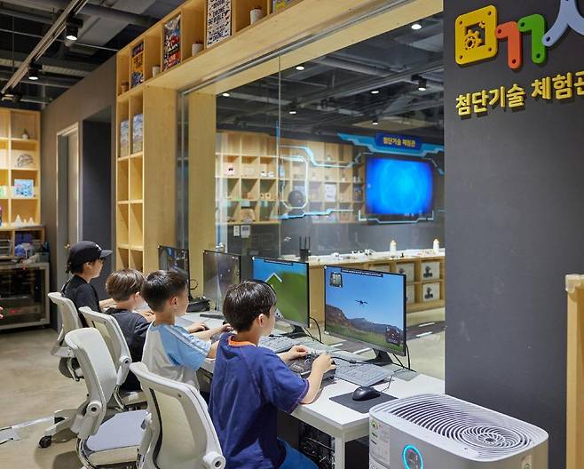 어린이들이 서울 강남구 국립어린이청소년도서관 ‘미래꿈희망창작소(미꿈소)’에서 독후 활동으로 드론 및 로봇 조작을 하고 있는 모습. 국립어린이청소년도서관 제공