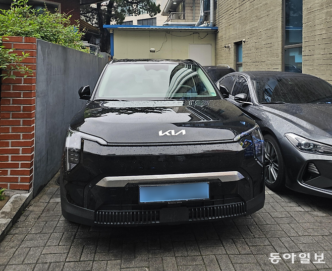 서울 송파구의 한 식당가 좁은 주차장에 주차돼 있는 EV3의 모습. 김재형 기자 monami@donga.com