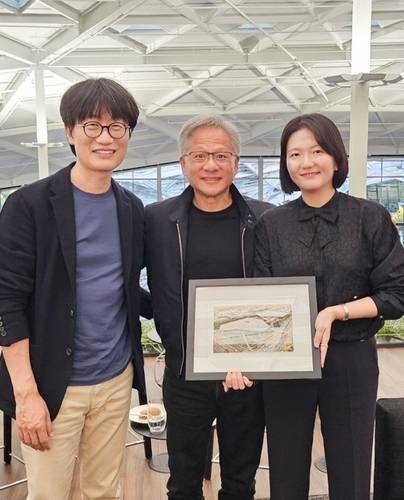 이해진 네이버 글로벌투자책임자(GIO)(왼쪽)와 최수연 네이버 대표(오른쪽)가 지난해 6월25일(현지시간) 미국 캘리포니아주 산타클라라에 위치한 엔비디아 본사에서 젠슨 황 엔비디아 최고경영자(CEO)를 만나 기념사진을 촬영하고 있다. 〈자료 인스타그램 네이버 공식 계정 갈무리〉