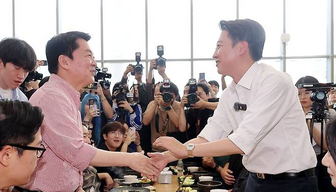 이준석 개혁신당 대통령 후보가 21일 ‘학식먹자 이준석’ 행사가 열린 경기 성남시 가천대학교 글로벌캠퍼스에서 행사에 참여한 안철수 국민의힘 의원과 만나 악수를 나누고 있다. 연합뉴스