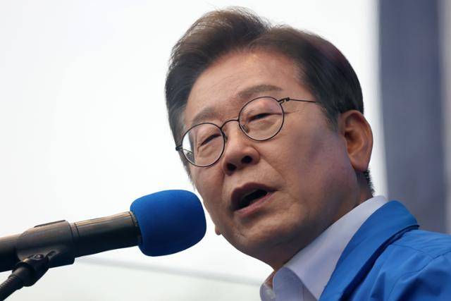 이재명 더불어민주당 대선 후보가 22일 경남 양산 워터파크공원에서 열린 유세에서 연설하고 있다. 양산=고영권 기자