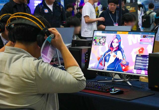 관람객들이 22일 경기 고양시 킨텍스에서 개막한 게임쇼 플레이엑스포에서 인디게임을 체험하고 있다. 고양=연합뉴스