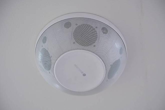 아우림 360은 교실, 회의실 등 명확한 메시지 전달이 필요한 공간에 적합한 무지향 스피커다 / 출처=IT동아