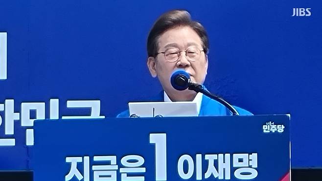 이재명 더불어민주당 대선 후보가 오늘(22일) 제주시 동문로터리에서 연설을 하는 모습 (사진, 오일령 기자)