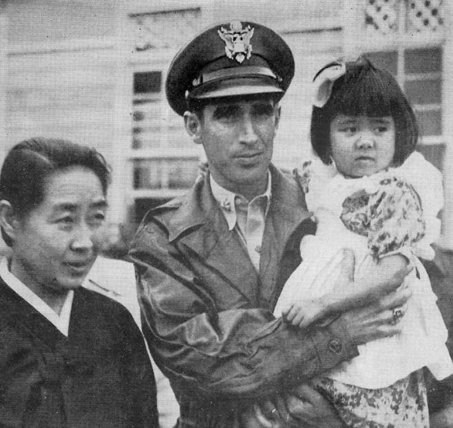 '유모차 수송작전' 딘 헤스 대령(사진 가운데)이 1951년 제주에 있는 한국보육원을 방문해 당시 수송했던 어린이 및 황온순 원장(왼쪽)과 촬영한 사진. (사진, 한국보육원)