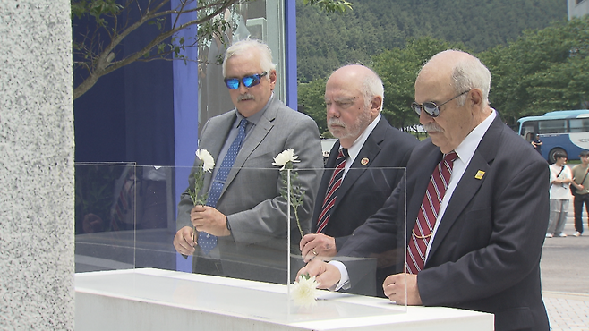 이날 열린 딘 헤스 대령 10주기 추모식에 참석한 헤스 대령의 유족들 (촬영, 강명철 기자)