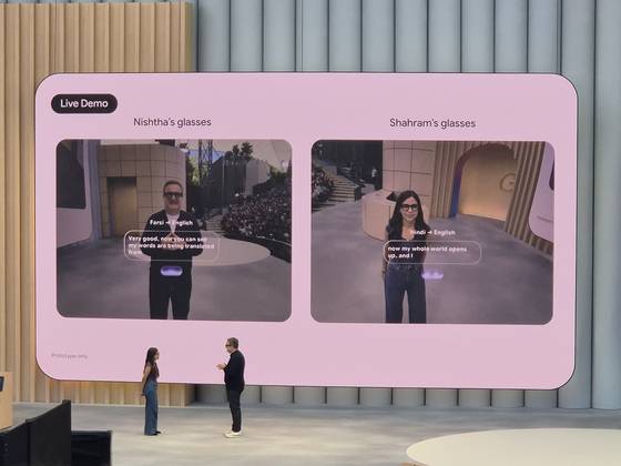20일 구글이 I/O 무대에서 스마트 안경의 번역 기능을 시연하는 모습. 김민정 기자