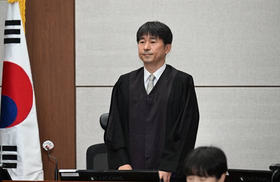 지귀연 부장판사가 지난달 21일 서울 서초동 서울중앙지법에서 열린 윤석열 전 대통령 내란 우두머리 혐의 형사재판 2차 공판에서 인사하고 있다. 사진공동취재단