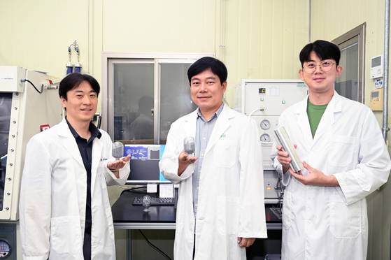 안전성과 비용 효율 높인 고체 수소 저장 소재 기술을 개발한 재료연 연구팀 사진 (왼쪽부터 서병찬 선임연구원, 김영민 책임연구원, 문영훈 기술기원)
