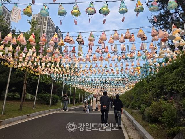 ▲ 제27회 원주한지문화제가 22일 원주한지테마파크에서 ‘빛의 계단’ 점등식과 함께 막을 올렸다. 권혜민