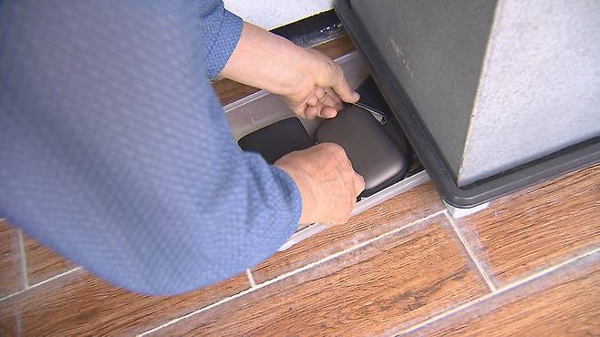 정수만 전 5.18유족회장이 5.18자료를 담은 저장장치를 화분 물받침에 숨기는 모습.