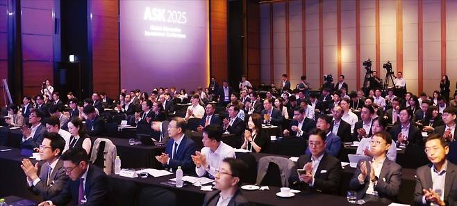 < 강연 경청하는 참석자들 > 21일 서울 여의도 콘래드호텔에서 개막한 ‘ASK 2025 글로벌 대체투자 콘퍼런스’에서 참석자들이 기조연설자 세션 발표를 경청하고 있다. /최혁 기자