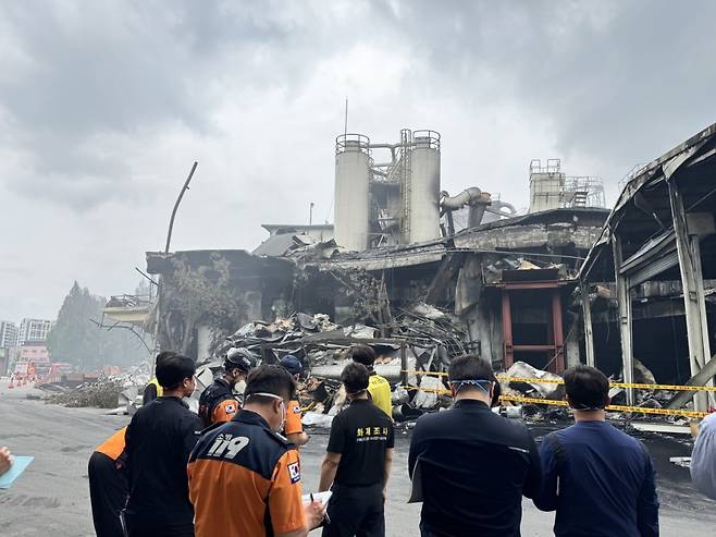 지난 21일 광주 타이어공장 화재 현장에서 중앙화재합동조사단이 현장을 살펴보고 있다. 소방청 제공