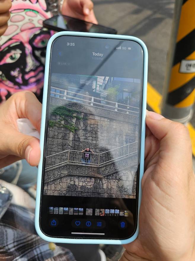 영화 기생충 촬영지 투어를 위해 미국 텍사스에서 방한한 앨런 영(32) 씨가 일명 ‘기택이네 동네 계단’(서울 마포구 손기정로6길)에서 찍은 기념사진을 기자에게 보여주고 있다. / 사진=권용훈 기자