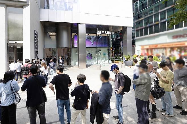 지난 21일 오전 삼성 강남 앞에 '갤럭시S25 엣지'를 수령하기 위해 방문한 사전 구매자들이 대기하고 있다. /사진=삼성전자 뉴스룸
