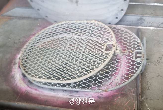 지난 17일 HD현대삼호에서 40대 하청노동자 손모씨가 개구부(맨홀)에 추락해 사망했다. 상부에서 개구부 덮개를 찍은 사진이다. 금속노조 제공