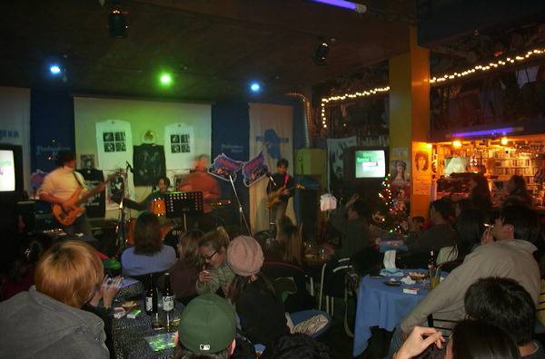 2000년 1월 ‘무몽크’에서 한 인디밴드가 공연을 하고 있다. 무몽크 제공