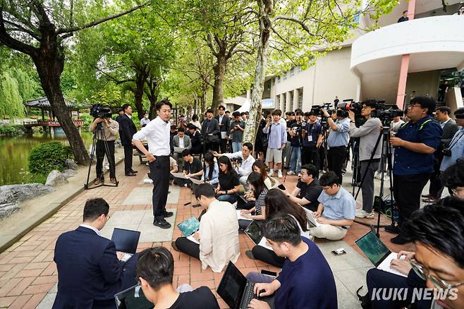 이준석 개혁신당 대선 후보가 22일 인천 미추홀구 인하대학교 학생식당에서 열린 '학식먹자 이준석' 행사를 앞두고 취재진의 질문에 답하고 있다.