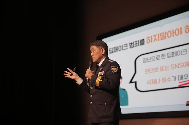 안영봉 부산남부경찰서장이 21일 부산 문현동 배정고등학교 강당에서 학생들을 대상으로 학교폭력 예방 특별 강의를 진행하고 있다. 남부경찰서 제공